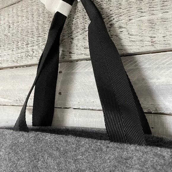 NEW Travel Tote with Zipper - Picture 4 of 8